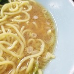 横浜屋 - 豚骨感は軽めのスープ。