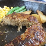 テキサスロングホーン - ジュシーなハンバーグは甘みのあるてりやきソースで仕上げられてご飯に良く合う日本人好みの味付で仕上げられてました。

