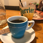 マルシェ・オ・ヴァン - ブラックコーヒーとアップルジュース
