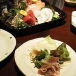 夜噺 - 取り分けたサラダと刺身盛り合わせ