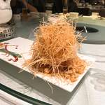 Dynasty Restaurant - 突き出しのカシューナッツ…なんだけど飾りのヤム芋の揚げたのの方が目立つ（笑
