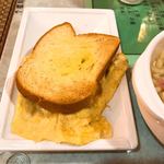 Kam Kee Cafe - ハムオムレツ・オン・バタ・トースト。をっと、バタ・トースト・オン・ハムオムレツか！