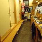 志乃家 - 店内はお座敷とカウンターの構成