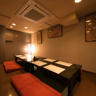 個室は2名から利用可能。接待やお祝い事にもおすすめ