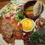 カフェと食堂　cocoro - 小鉢と煮物にもやさいがありますよ。