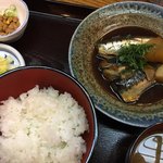 明月 - イワシの煮付け定食 980円。ごろっと入った大根がボリュームをきかせています。