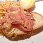 ワインカフェ - 生ハムはバケットでいただきます
