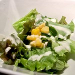 ワインカフェ - ミニサラダこんな感じ