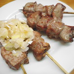 のんき - ◉3皿目「ハツ・レバネギをハーフ、塩で」税込み400円 ハツはジューシーで肉感たっぷり。レバネギは串うち部分がしっとりやわらか気味な焼き上がり、さっぱりしつつもコクがある串