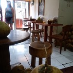 Tukies Coconut Shop - 店内もココナッツ。