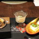 竹泉荘 - 先付  養老豆腐 叩きオクラ 幾良 旨出汁 山葵
                                小鉢  無花果の含ませ 胡麻味噌掛
                                小皿  柿 栗 椎茸 海老 東寺和 紅葉人参