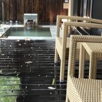 竹泉荘 - 客室 ガーデンスパスイートのテラスと十和田石製露天風呂