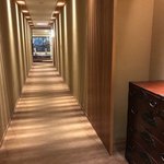 竹泉荘 - 女性大浴場「みずならの湯」への通路 正面にはフィットネスジム。