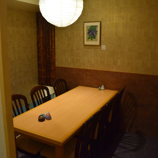 接待等でも利用可能完全個室のテーブル席