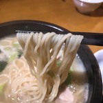 中華バル SABUROKU360 - 【2017年10月】鶏煮込み白湯麺、麺アップ。