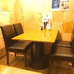 中華バル SABUROKU360 - 【2017年10月】店内、テーブル席。