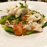 テッラ イタリアーナ - 三河のヤリイカ。小松菜。フレッシュトマトのソース。軽く焼いたイカが柔らかい！1980円写真は一人前を２つに分けた量。