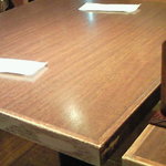 Takekuma - 店内のテーブル席の風景です