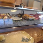 小判寿司 - つけ場と鮨種のケース。