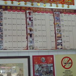 Nam Heong Coffee Shop - 壁に貼られたメニュー、左上Kopiがホワイトコーヒー、KopiOは通常のブラックコーヒー