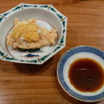 千陽 - 揚げた湯葉に胡麻のペーストと地物の生雲丹を乗せたもの