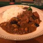 チリビリビン ホットクラブ - ナスとひよこ豆のチキンカレー