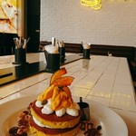 J.S. PANCAKE CAFE - 同行者は季節限定のかぼちゃのパンケーキ。二人して甘いもので攻める。