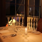 山手十番館 レストラン＆カフェ - 夜のディナーはランプの灯りで優雅な雰囲気でお楽しみいただけます。