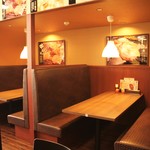 Tantoto Wakura - 仕切りのあるテーブル席は個室感覚でごゆっくりお食事をお楽しみいただけます。