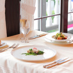 山手十番館 レストラン＆カフェ - お昼は爽やかな日差しの中お食事していただけます。