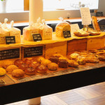 ブランジェカイチ - お昼時には50種類の焼き立てパンが並びます
