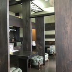 Akaneya Coffee Ten Ekimae Ten - 半個室感覚のテーブル席と低い椅子