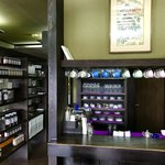 Akaneya Coffee Ten Ekimae Ten - カップやジャムの並ぶ店内