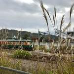 Akaneya Coffee Ten Ekimae Ten - 駅に停まっている車両と尾花