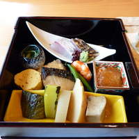 日本料理 桂 - 蓋を取った、お弁当