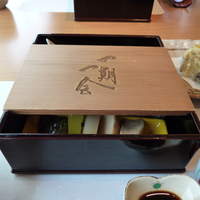 日本料理 桂 - 蓋が付いて、お弁当は出て来ました