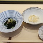 松栄 - ランチにつく小鉢、湯葉と若布酢