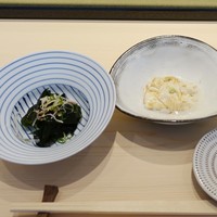 松栄 恵比寿東口店 - ランチにつく小鉢、湯葉と若布酢