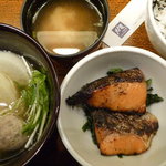 大戸屋 - 炭火焼き鮭の西京漬けとつみれと野菜のあったか煮定食　税込み８８０円