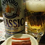 小樽あっぱれ亭 - 「サッポロクラシック（350ml缶）」と鮭トバ
