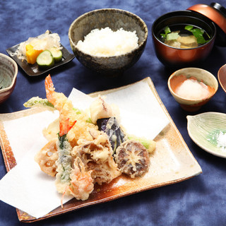 The ``Tsuki Course'' features an array of our signature Tempura ◆ You can also enjoy live tiger prawns