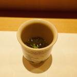 付き出し 九十九里の蛤と鳴門の鮑の出汁を効かせた青森の岩海苔