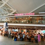 PREMIER LOUNGE - ラウンジ下のレストランは観光客でいっぱい。