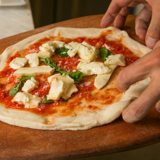 ピザ職人がこだわり、作り上げる２５種のナポリピッツァ