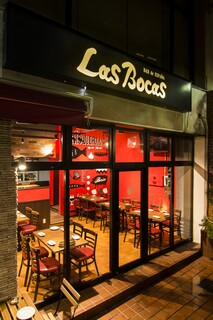 ラス ボカス - 赤を基調としたスペインらしいお店