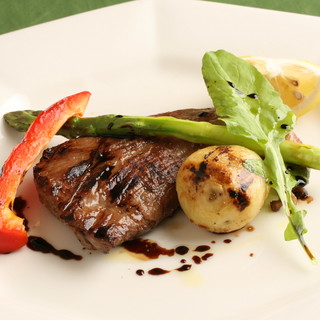 貴重なイベリコ豚や季節の食材を使った自慢の料理！