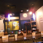 山参鶏肉店 - 店内テーブル席と店入口