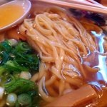 金久右衛門 梅田店 金醤油ラーメン(太麺） 麺アップ