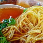 金久右衛門 - 金久右衛門 梅田店 紅醤油ラーメン(細麺）麺アップ
