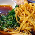 金久右衛門 - 金久右衛門 梅田店 黒醤油ラーメン 麺アップ